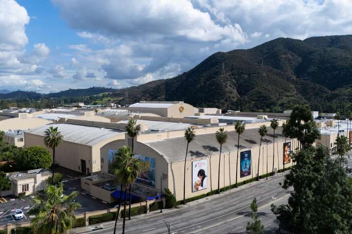 Paramount makes $108.4-billion hostile bid for Warner Bros. Discovery