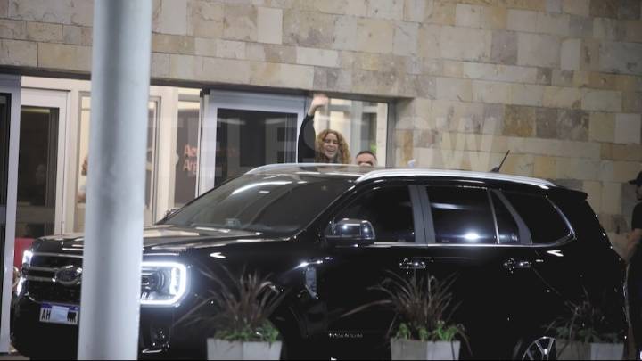 Shakira llegó a la Argentina y fue vista con un hombre famoso