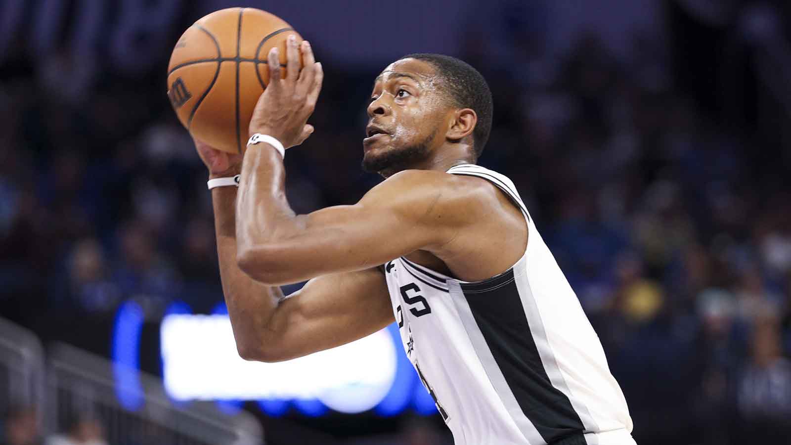 Spurs’ De’Aaron Fox nails incredible bucket over Austin Reaves