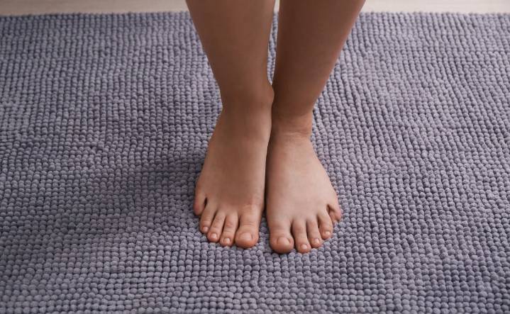Así debes lavar las alfombras de tu baño para eliminar la humedad y malos olores