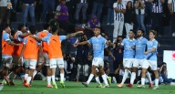 Martín Távara de penal pone el primero de Sporting Cristal ante Alianza Lima en Matute