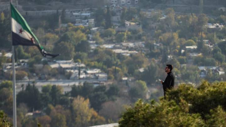 Siria lucha por reconstruirse entre el temor a un reinicio de la violencia un año después de la caída de Asad