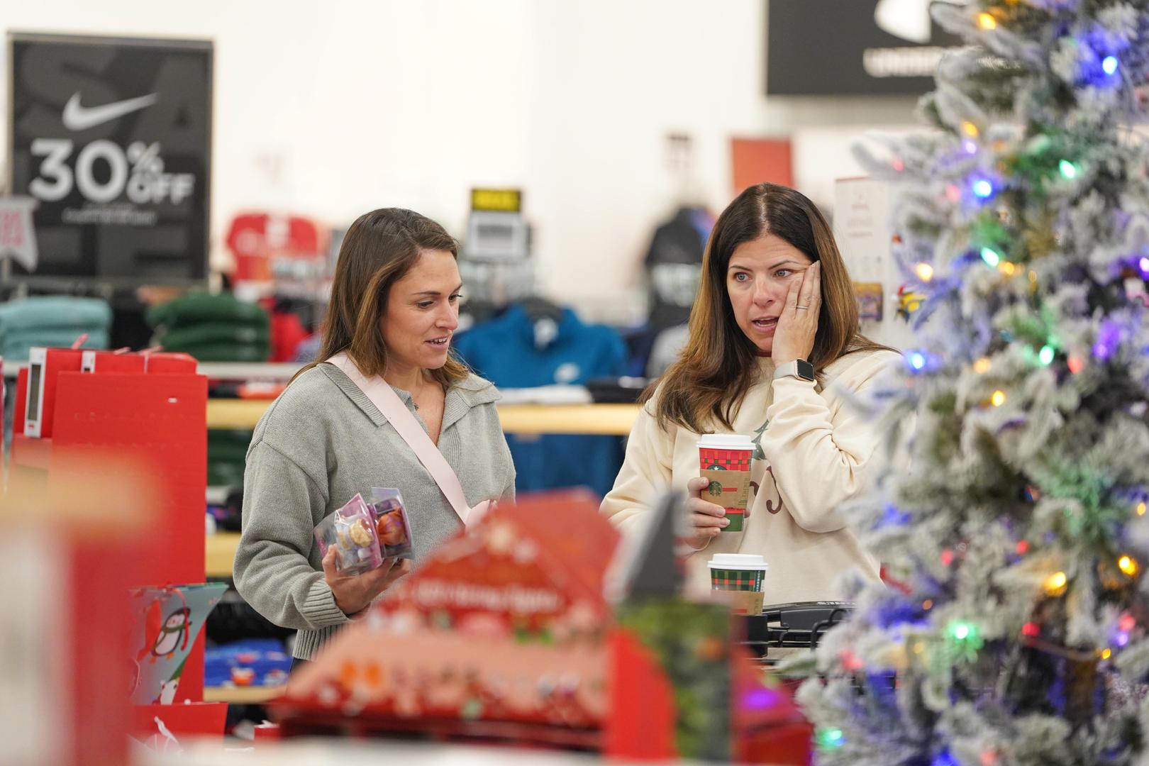 Most Americans see higher prices for groceries and gifts, poll finds