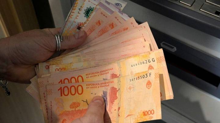 El Gobierno fijó aumentos escalonados del salario mínimo hasta agosto de 2026