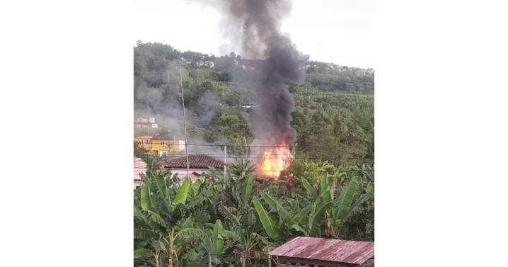 Atienden incendio en una finca ubicada en zona rural de un municipio de Caldas