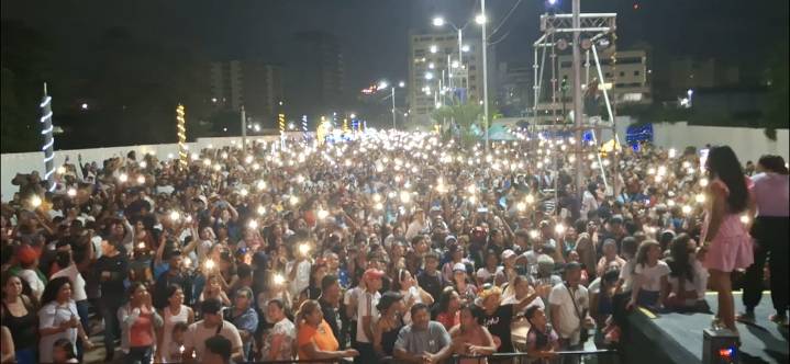 Alcalde Eneas González encendió las luces de la navidad en el municipio Mariño