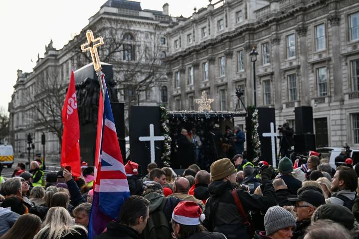 London protests LIVE: Tommy Robinson 'Unite the Kingdom' rally gets underway with carol concert