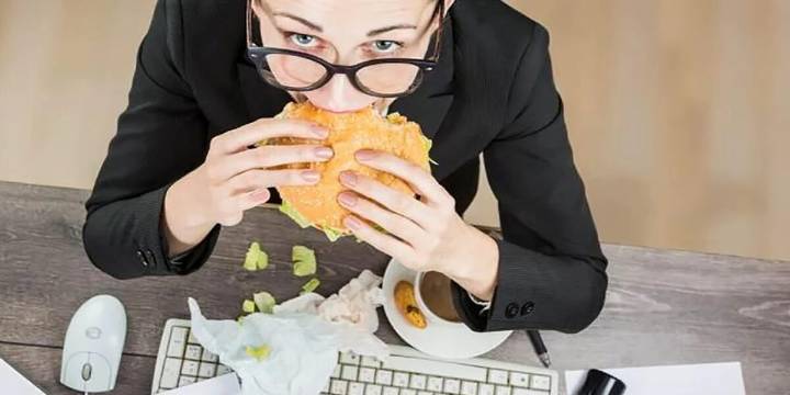 Demanda a su prometida por «comer mucho y trabajar poco»