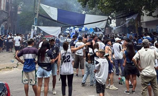 VIDEO.- Así viven la previa los hinchas Triperos en el bosque, a horas del clásico Gimnasia vs Estudiantes
