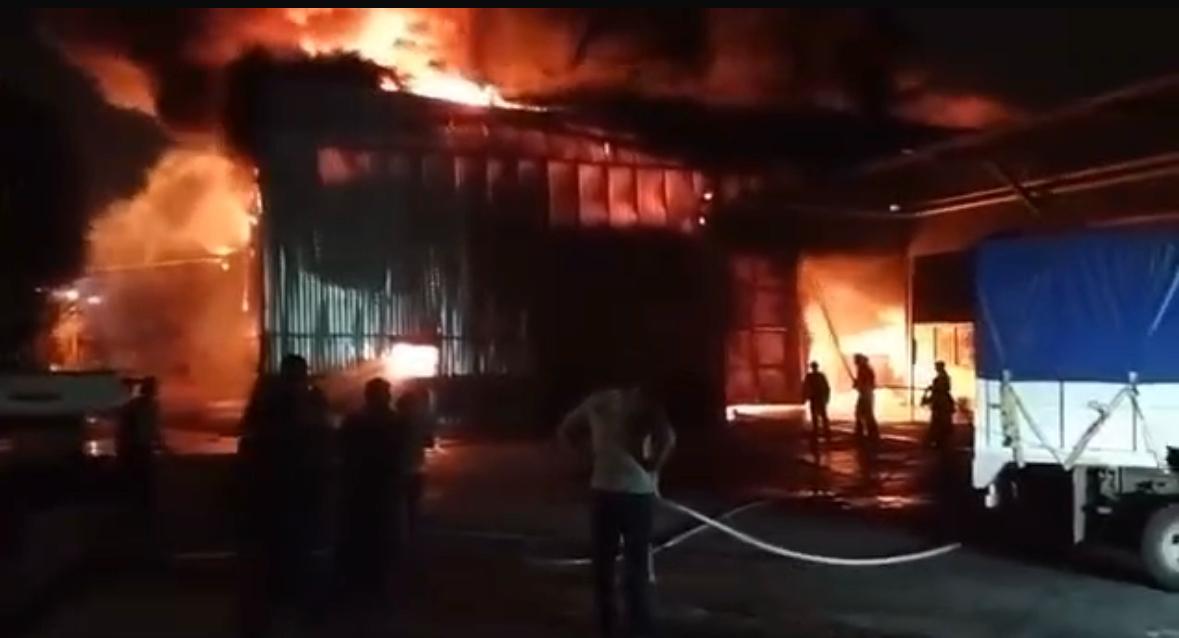 Incendio consume fábrica en Ixtapaluca, Edomex