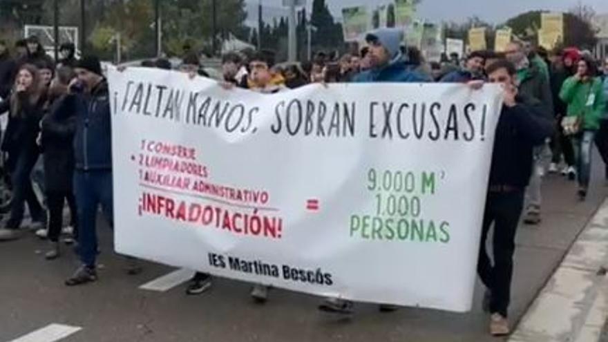 El colegio Martina Bescós de Zaragoza vive hoy su tercer y último día de huelga: "¡Faltan manos, sobran excusas!"