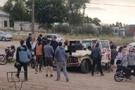Corría picadas en moto y terminó incrustado en el parabrisas de una camioneta