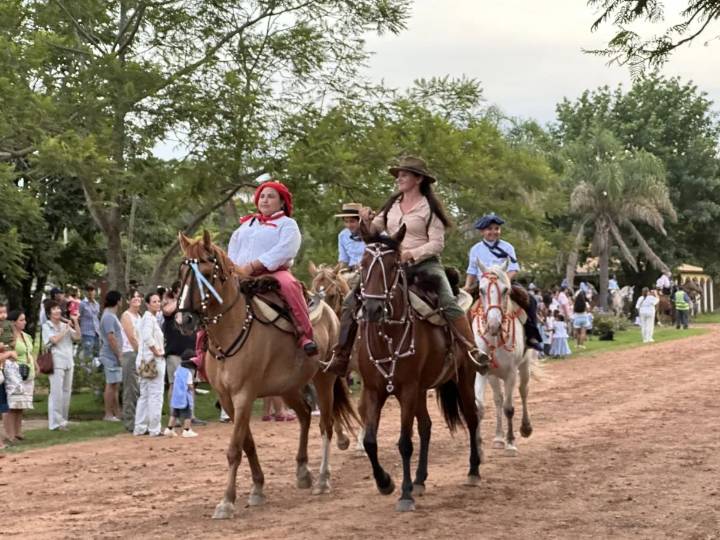Pellegrini recibió placa de reconocimiento como uno de los mejores pueblos turísticos