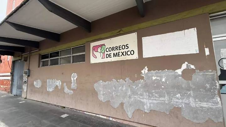 Más de 25 empleados de Correos de México en Orizaba continúan en protesta