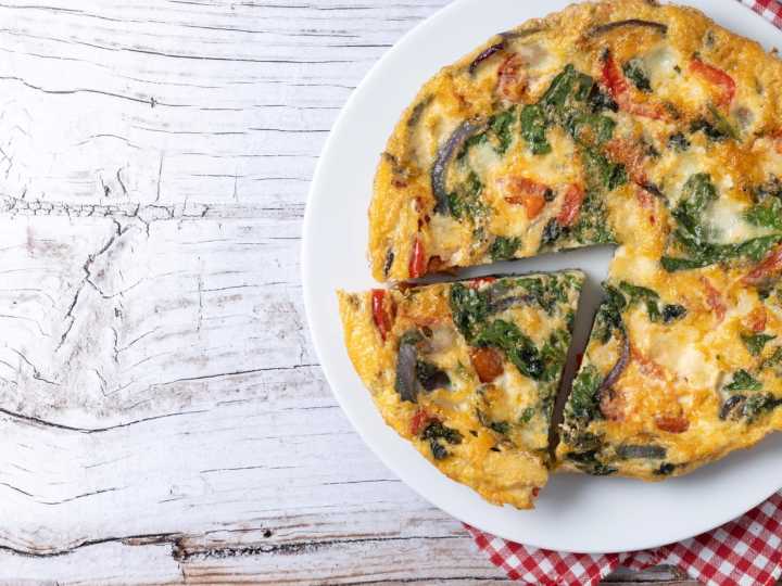 Nutritiva y saludable: cómo preparar una tortilla de verdura al horno
