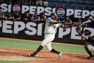 La increíble racha de Juan Santana: De .171 a .300 en un mes y no para de batear