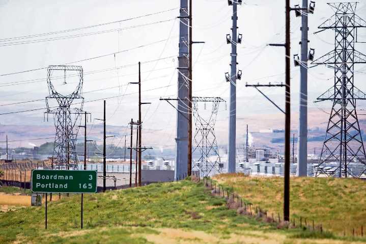 PacifiCorp, reeling from wildfire liabilities, aims to sell power line stake to related company