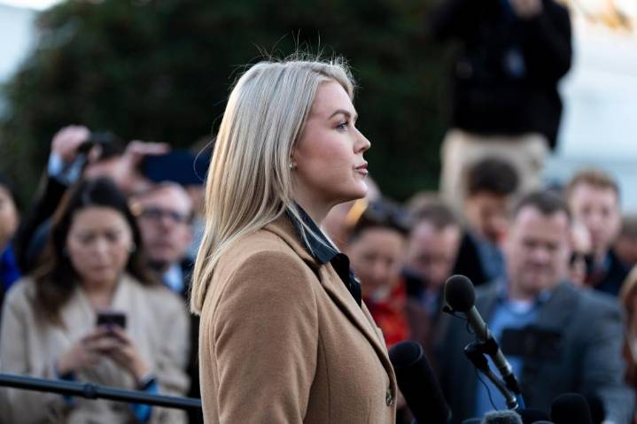 Juez ordena liberación de una inmigrante con lazos con secretaria de prensa de la Casa Blanca