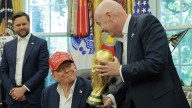 Trump dará la bienvenida a los fanáticos del Mundial mientras endurece políticas migratorias