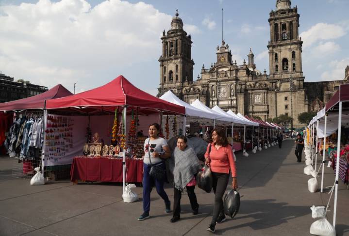 Romería de Fin de Año opera al 100% en el Zócalo: artesanos celebran el espacio pero reportan bajas ventas