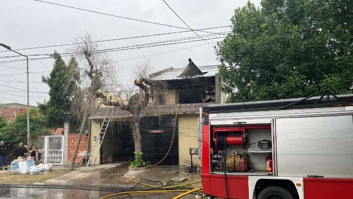 Se prendió fuego una casa en Villa Albertina