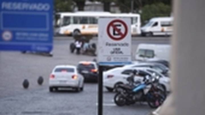 Quieren eliminar todos los permisos de estacionamiento para funcionarios