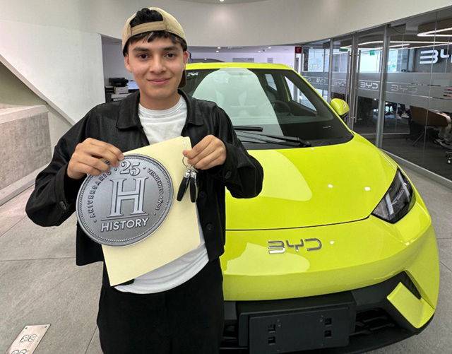 Joven mexicano de 19 años gana auto en concurso de History celebra 25 años