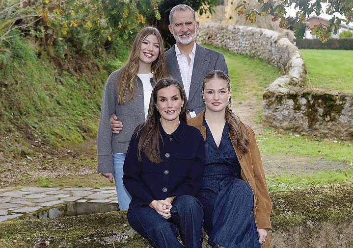 La Familia Real felicita la Navidad con una fotografía tomada en Asturias