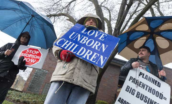 Protesters at women’s clinics could face new noise restrictions in Grand Rapids
