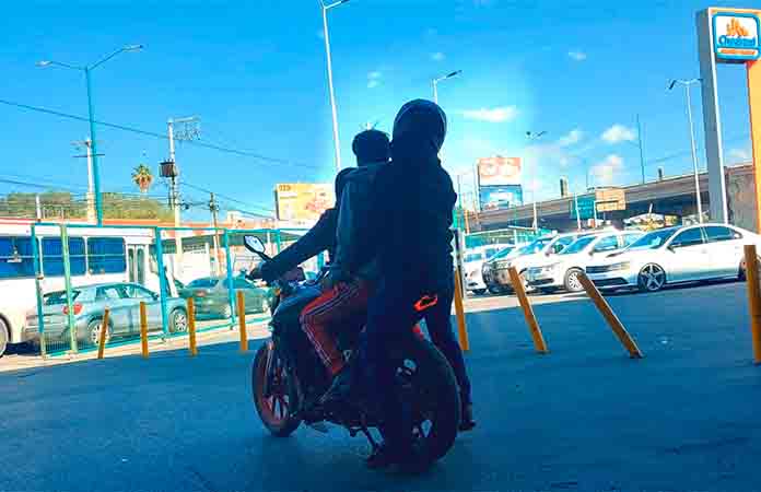 Escolares se exponen en sus motocicletas