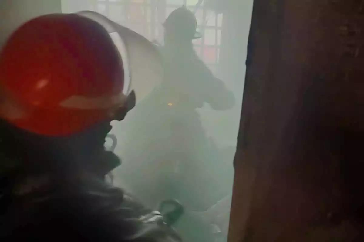 Bomberos controlan incendio en una casa habitación en Cancún