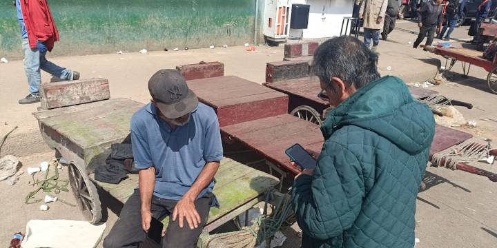 Cómo es ser ‘cotero’ en Corabastos en Bogotá: largas jornadas, bajos ingresos y la salud en peligro