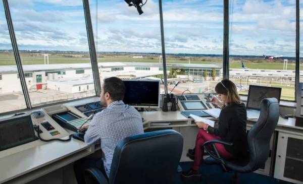 Controladores aéreos preparan medidas de fuerza que pueden afectar los vuelos en las fiestas
