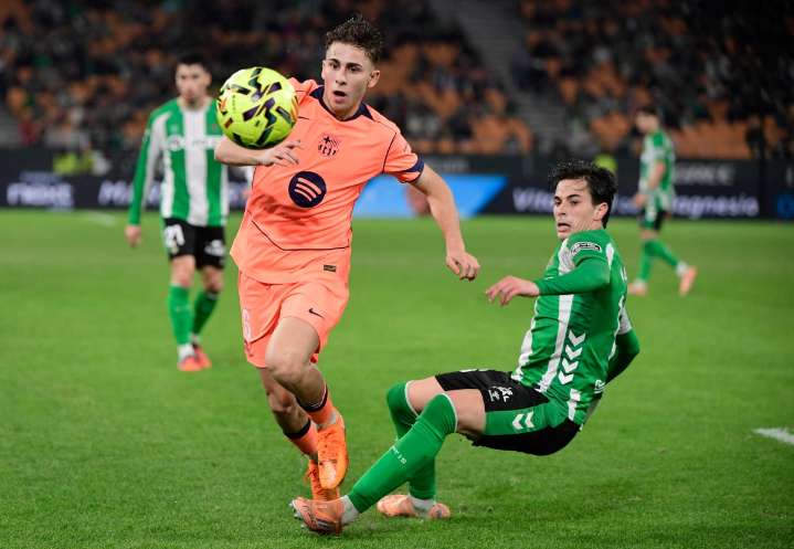 El Barcelona confirma su mejoría con goleada al Betis y triplete de Ferran