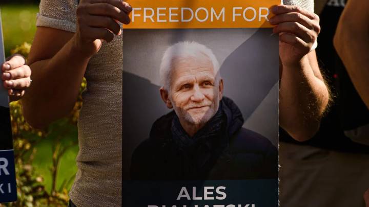 Lukashenko indulta a un Nobel de la Paz y a los principales líderes opositores bielorrusos