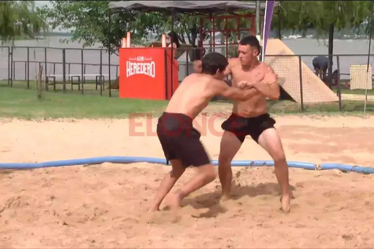 Torneo nacional de lucha en la playa del CAE reúne a destacados competidores