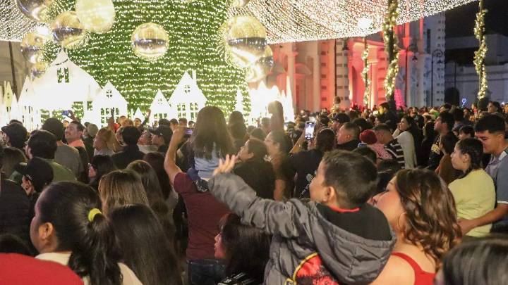 El Centro Histórico de Hermosillo se ilumina con el encendido del Árbol Navideño