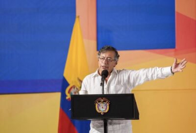 Petro pregunta a Trump «bajo qué norma» anuncia el cierre del espacio aéreo venezolano