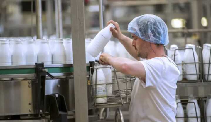 Confirman multa a cuatro empresas lecheras por actos niveles de lactosuero