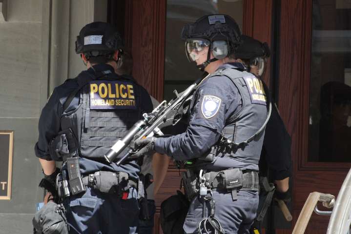 Woman drives to police station with Homeland Security agent in her car