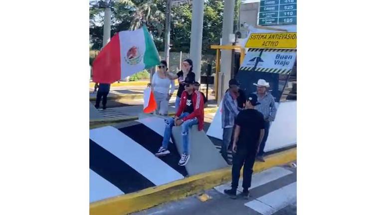 Productores toman caseta y liberan peaje de Costa Rica, en Culiacán