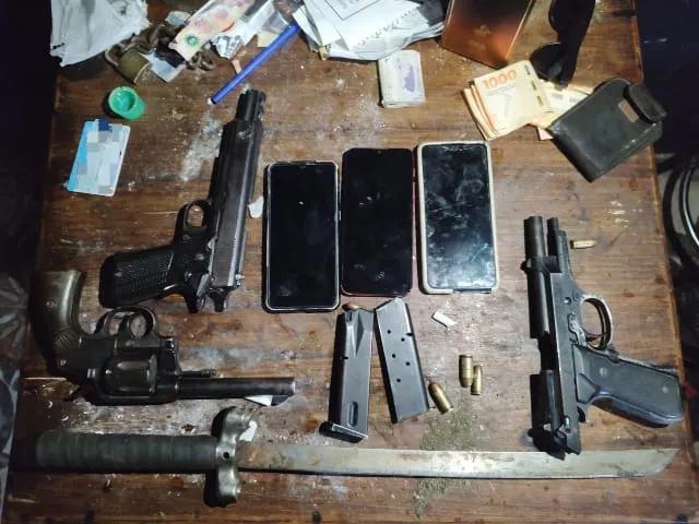 Rescatan a un hombre secuestrado y detienen a dos sospechosos armados en B° Las Violetas