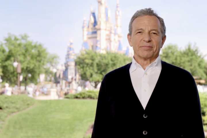 Bob Iger advierte que la compra de Warner Bros. por Netflix podría afectar a los consumidores