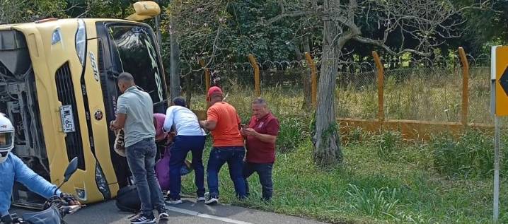 Bus intermunicipal se volcó en La Cordialidad, a la altura de Campeche