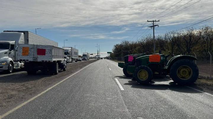 Productores bloquean parcialmente carretera Jiménez-Torreón para exigir freno a reforma de Ley de Aguas