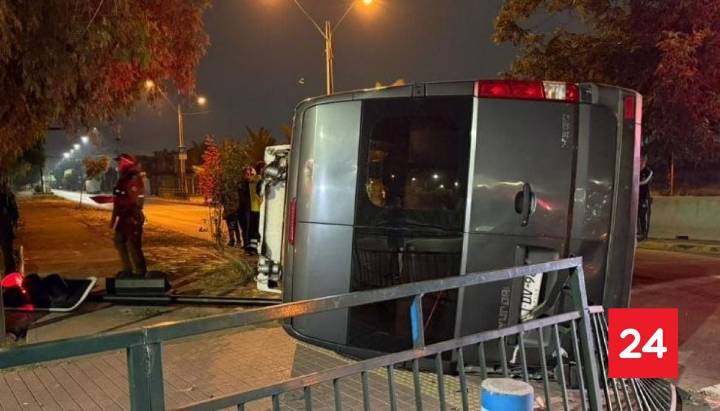 Tres heridos deja choque y volcamiento en La Pintana: uno de los choferes escapó