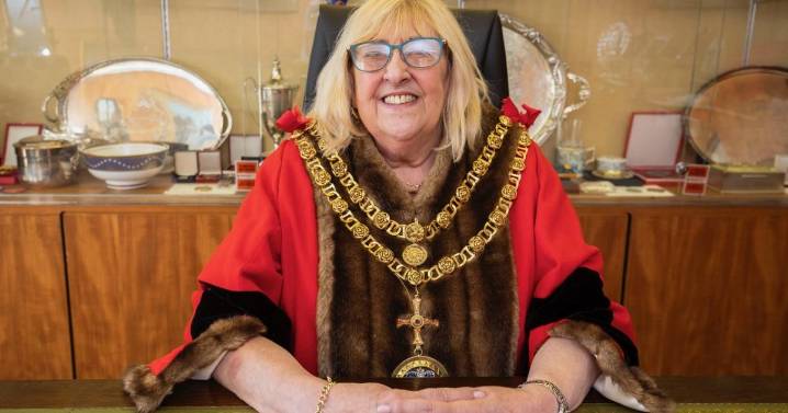 Call for Darlington Mayor to resign over shared political post