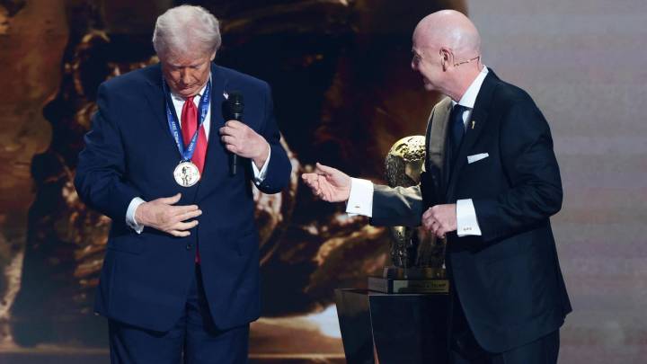 Trump recibe por fin su primer premio de la paz: la FIFA le entrega un galardón de reciente creación tras perder el Nobel