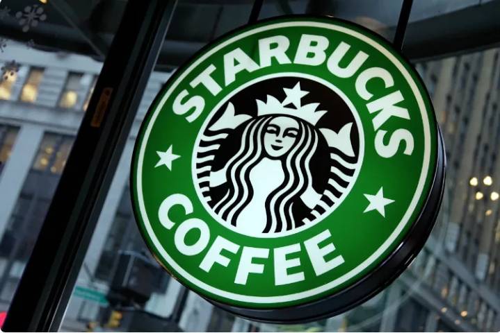 Pagará Starbucks cerca de 35 millones de dólares a sus empleados en NYC por violar leyes laborales