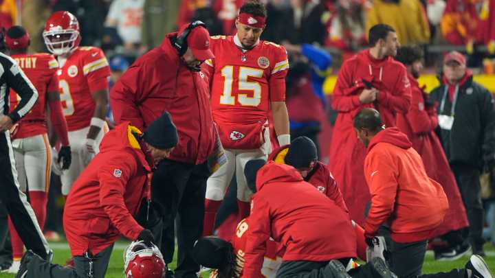 Chiefs’ offensive line woes deepen as Wanya Morris exits with knee injury